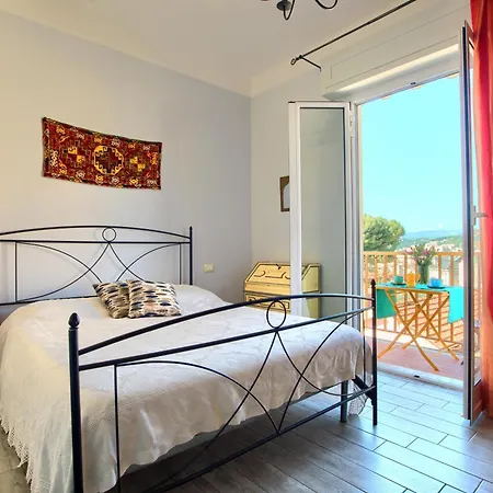 Vicino Al Centro E Al Mare Con Balcone, Wifi E Ac 아파트 임페리아